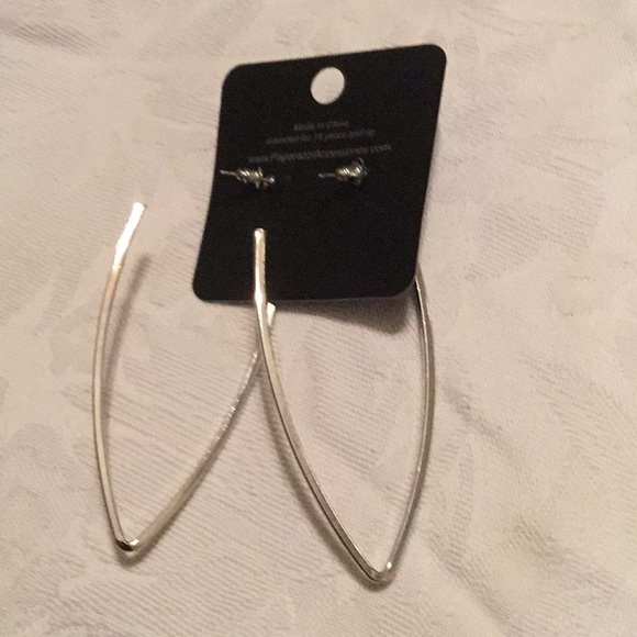 💃NWT Too Fashionable & So Much Fun To Wear Pierced Lightweight Earrings 💃 - Picture 2 of 4